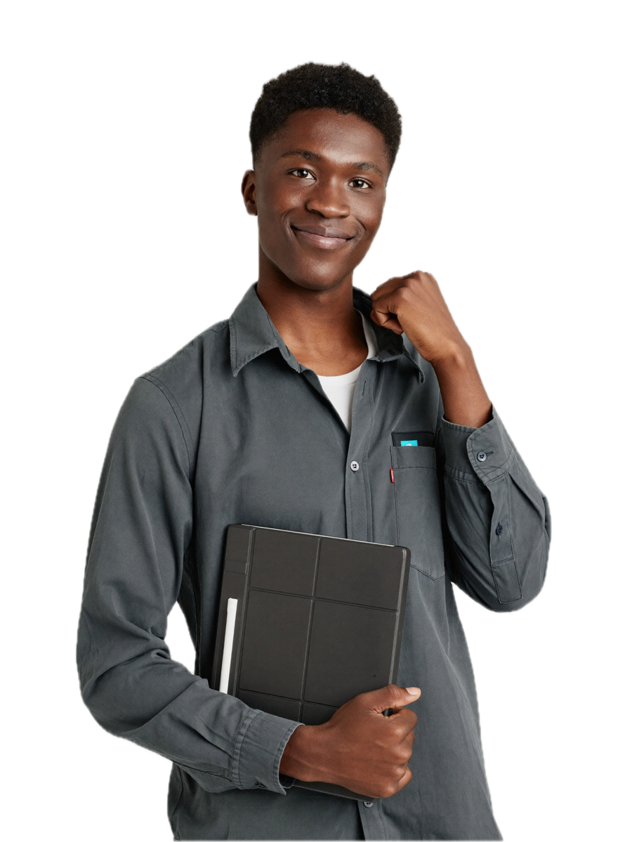 Ingénieur travaillant sur un tableau de bord analytique sur deux écrans