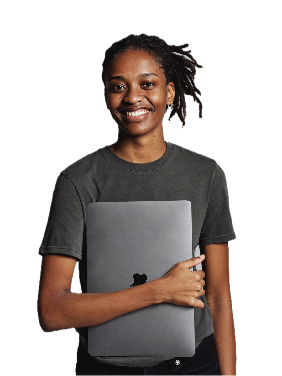 Designer examinant la maquette d'un site marketing en studio